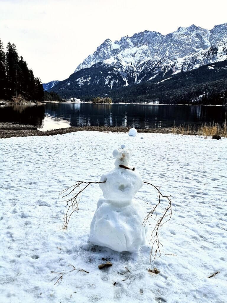 Eibsee in wintern with snowman