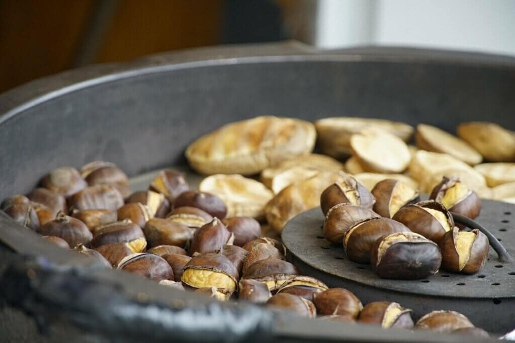 chesnuts- heisse-marone and almonds