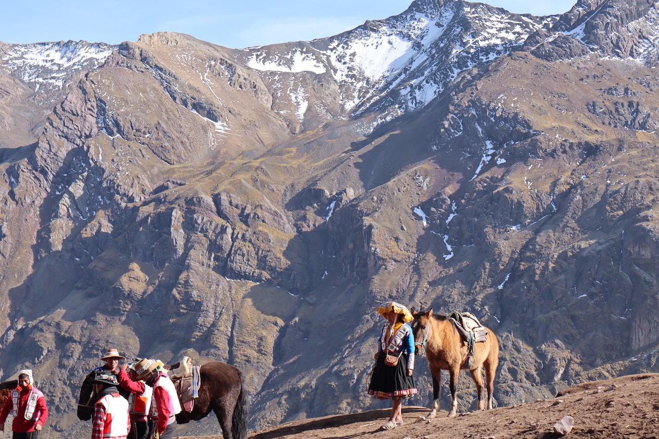 quechuas with their horses on the way to Vinicucna