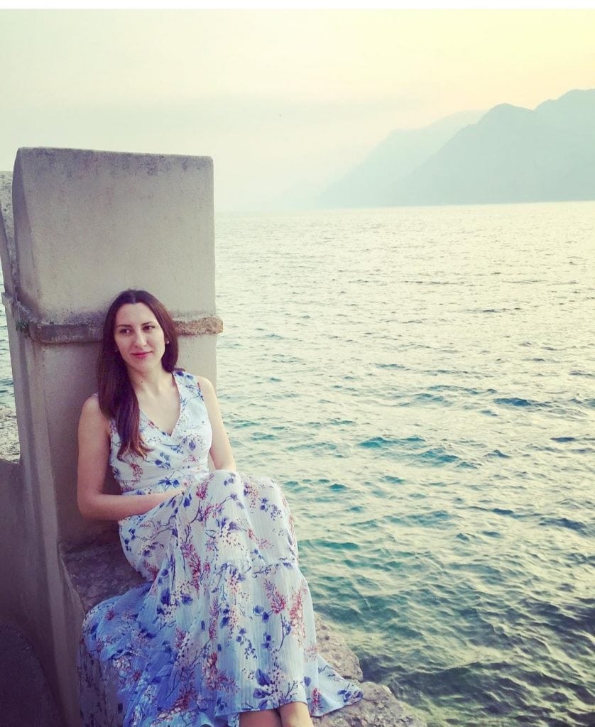 A girls sitting an he beach in Amalfi Coast